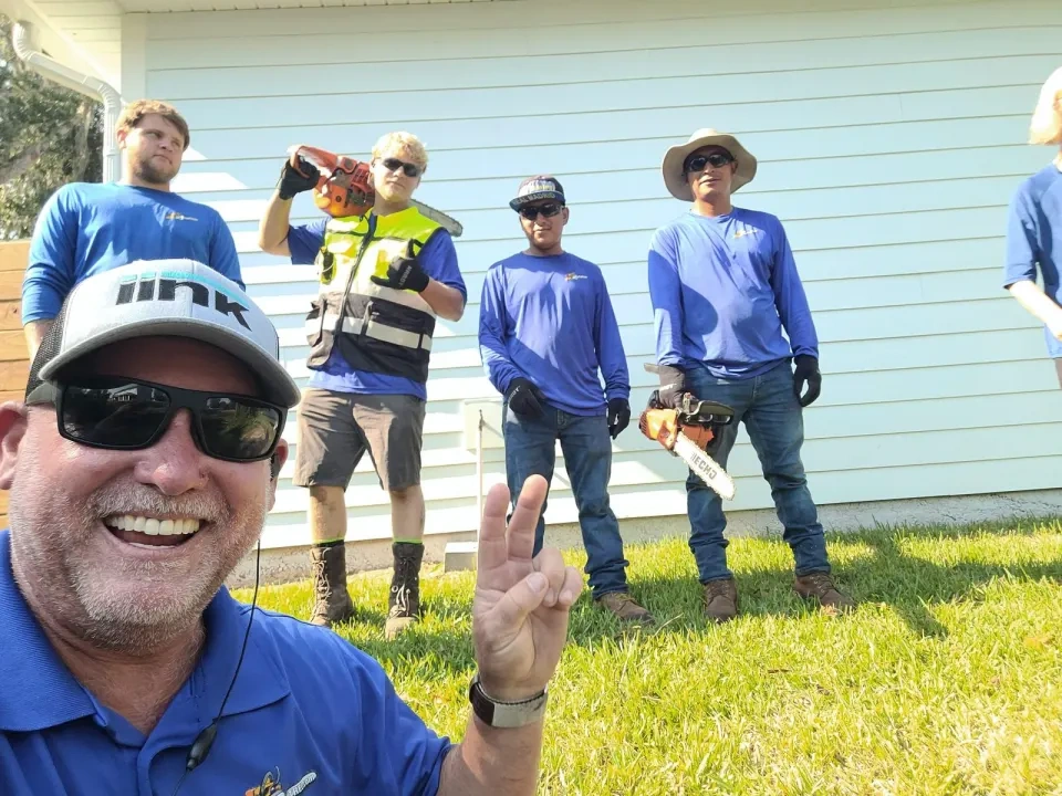 The 904Tree.com crew of tree specialists on a job site in Jacksonville, FL